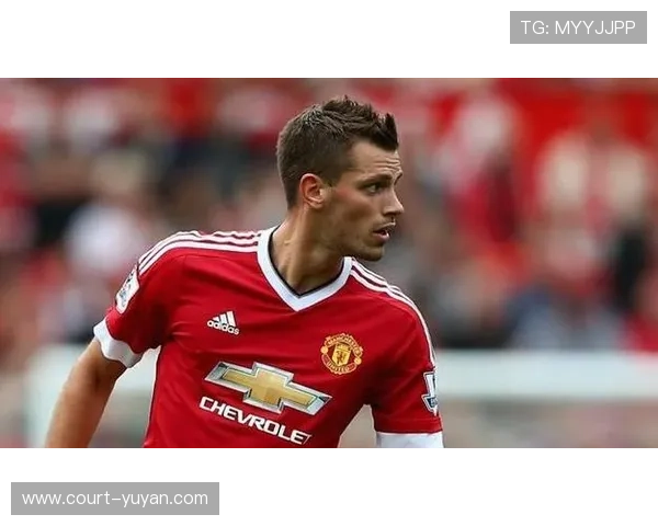 足球明星素描艺术作品展现传奇人物风采引发球迷热议