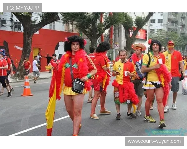 足球球星创意变装拍照攻略：如何通过服饰打造与球场形象截然不同的独特风格