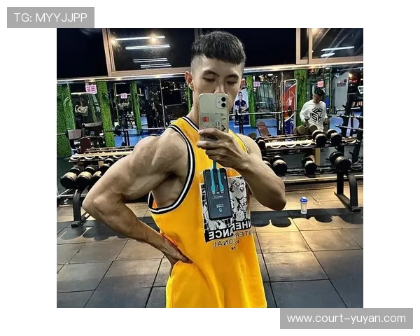 足球球星背阔肌训练揭秘 强大背部如何助力球场表现提升